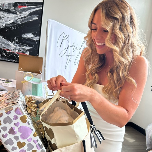 Meet your Posher, Laura - Picture 1 of 1